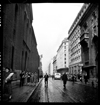 Antonio Quintana,&nbsp;D&iacute;a de lluvia, calle Mac-Iver, Santiago, 1955 &copy; Archivo Central Andr&eacute;s Bello, Universidad de Chile Comodato Cristina Alemparte en Colecci&oacute;n Museo de Arte Contempor&aacute;neo (MAC), Universidad de Chile