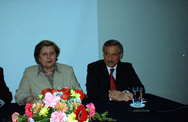 Profesora Jeannette Irigoin, junto al autor del libro, Heraldo Mu&ntilde;oz